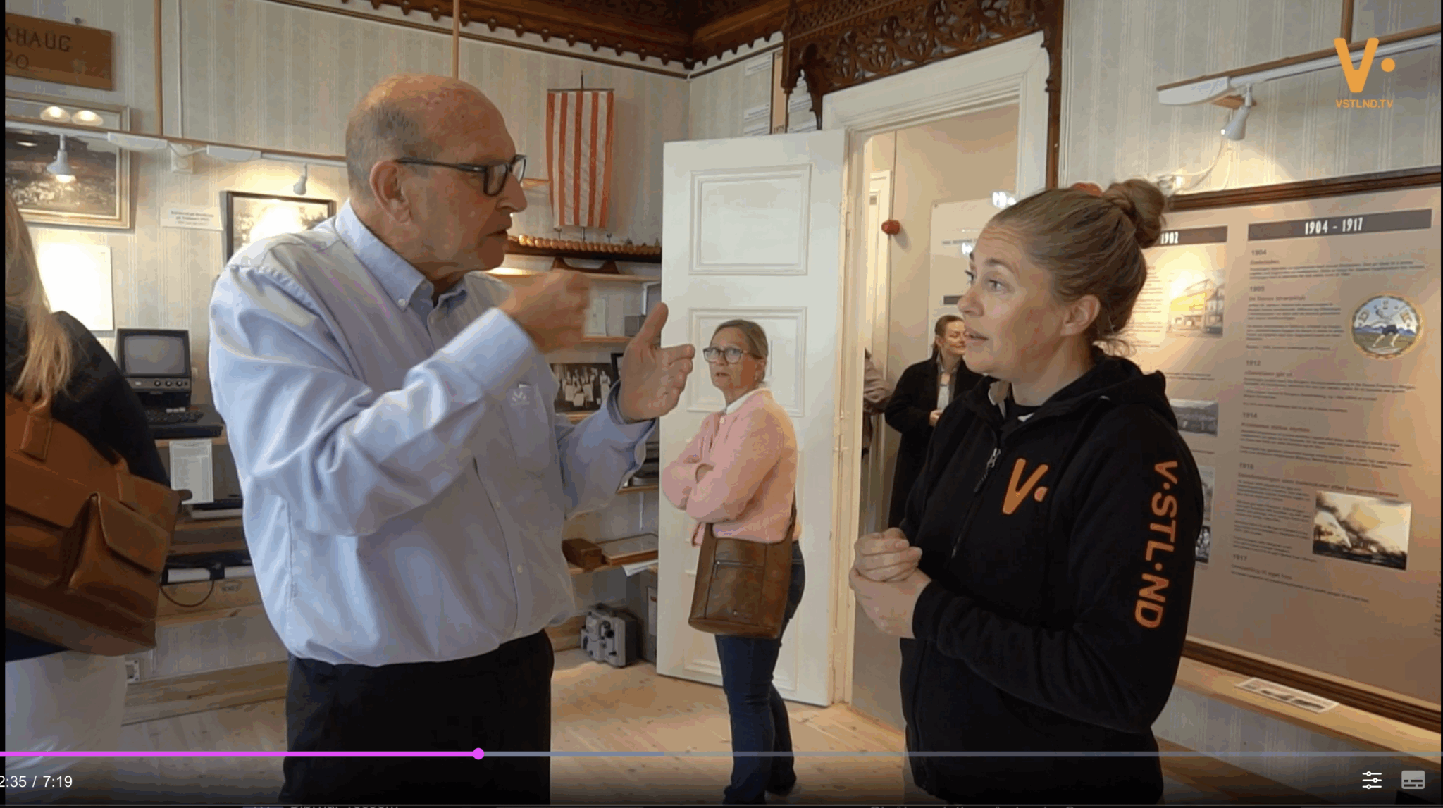 Medlem i Bergen Døvesenters Museumskomite, Helge Herland, i samtale på tegnspråk med Vstlnd tv's Elisabet Kolbrun Hansen