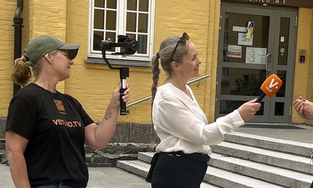 Line og Elisabet i aksjon med både kamera og mikrofon, i intervjusituasjon.