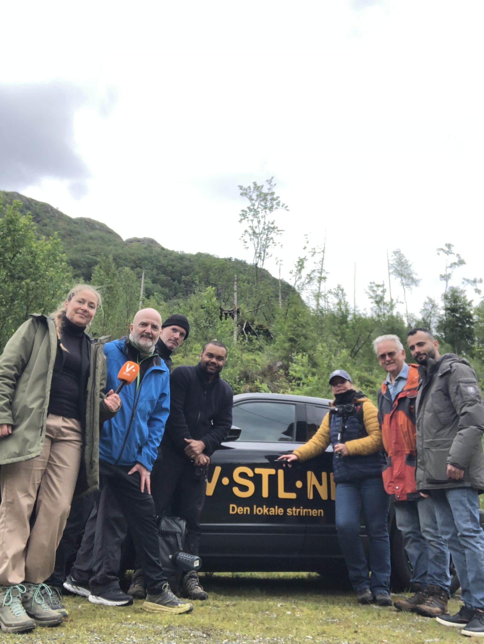 IMG_4907 Hele filmteamet og gjengen i Isdalskvinnenprosjektet står foran vstlnd-tv-bilen, i skogholtet hvor Isdalskvinnen ble funnet.