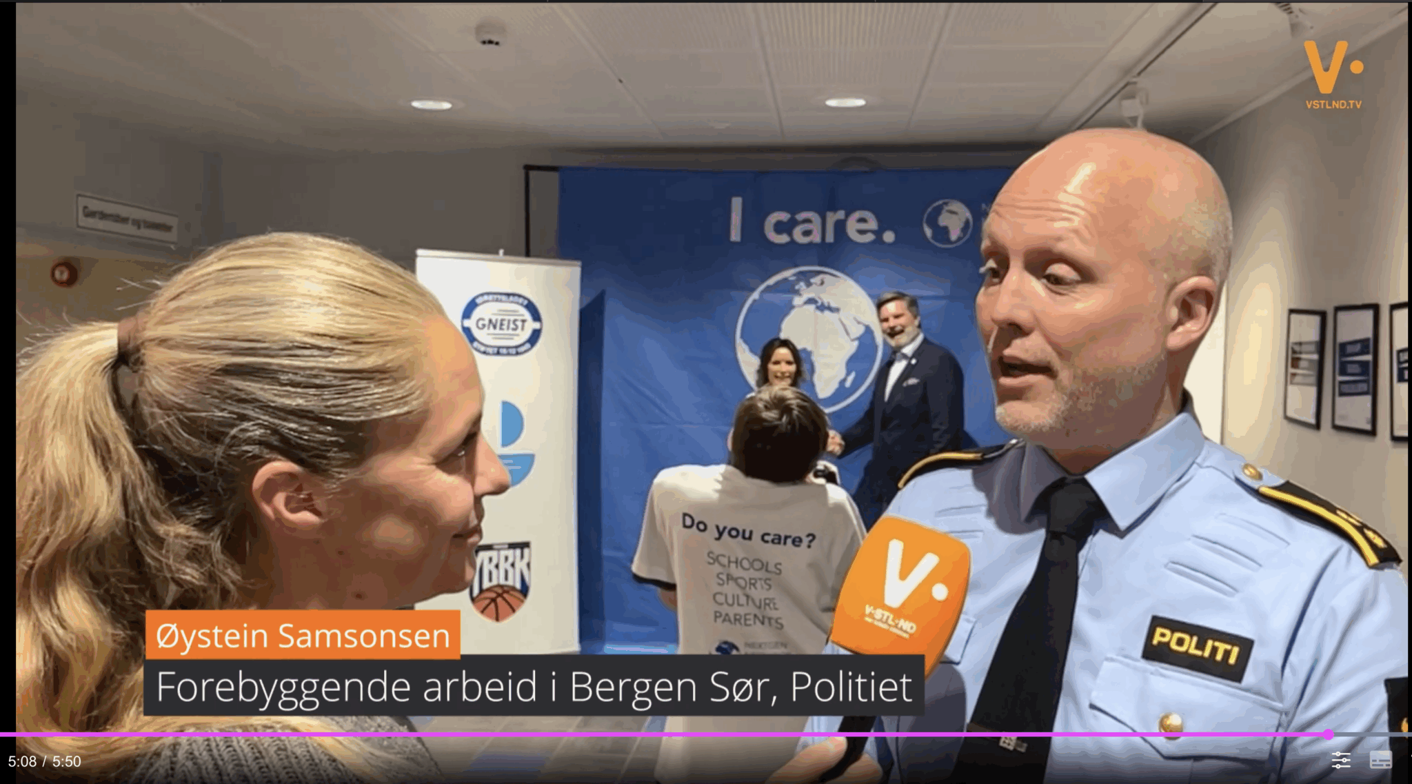I_care_intervju_med_politiet Reporter Elisabet Kolbrun Hansen I intervjusituasjon med Øystein Samsonsen som arbeider i politiet - med forebygging i Bergen Sør.