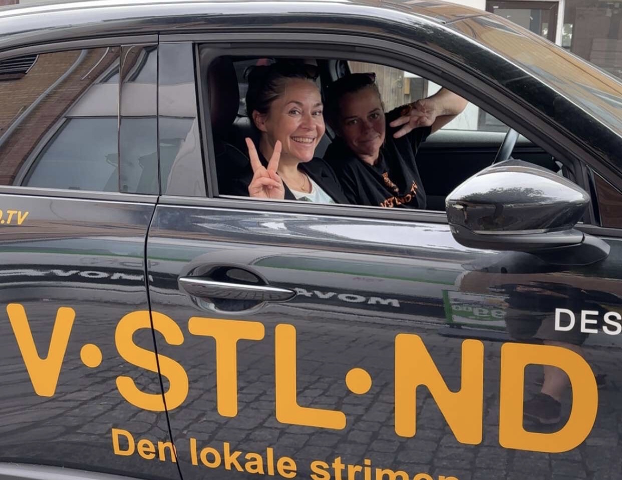 Elisabet og Line i Vstlnd-bilen, ute på jakt etter gode historier.
