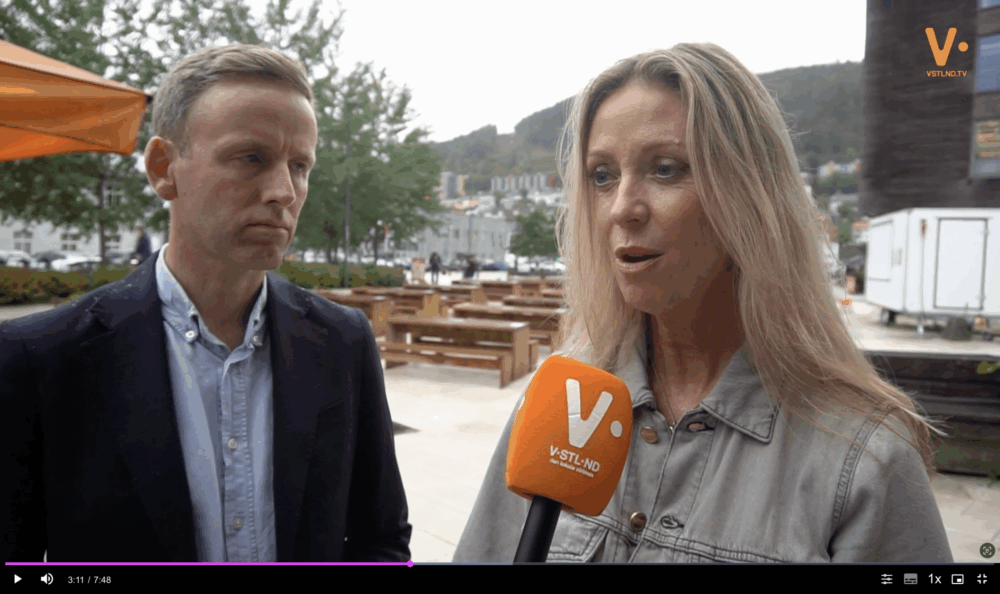 Bildet viser Hilde Indresøvde bli intervjuet i forbindelse med utdelingen av Vestlands beste ide i 2025