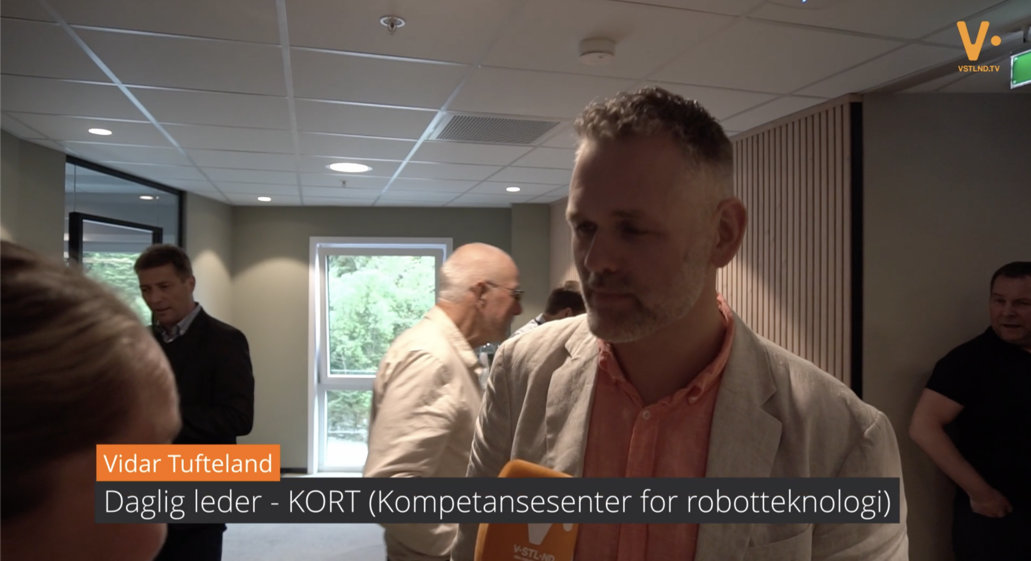 Teksten "Lokal Krim" skrevet på asfalten som om det sprayet rundt bokstaver som har blitt utsatt for noe kriminelt