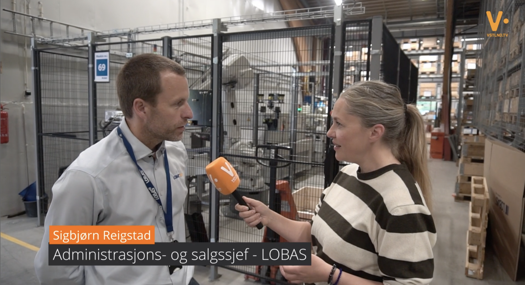 Teksten "Lokal Krim" skrevet på asfalten som om det sprayet rundt bokstaver som har blitt utsatt for noe kriminelt