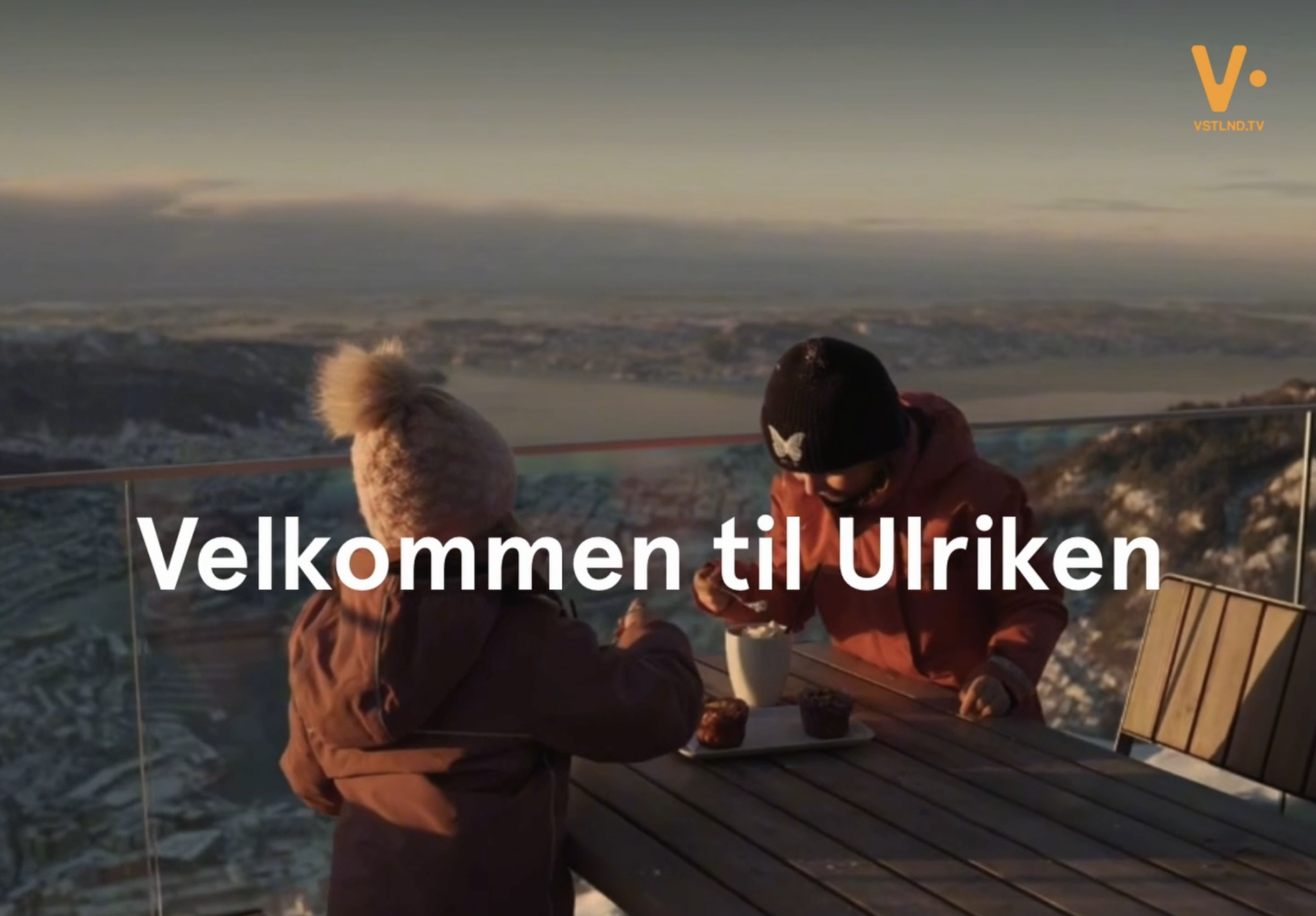 Hele filmteamet og gjengen i Isdalskvinnenprosjektet står foran vstlnd-tv-bilen, i skogholtet hvor Isdalskvinnen ble funnet.