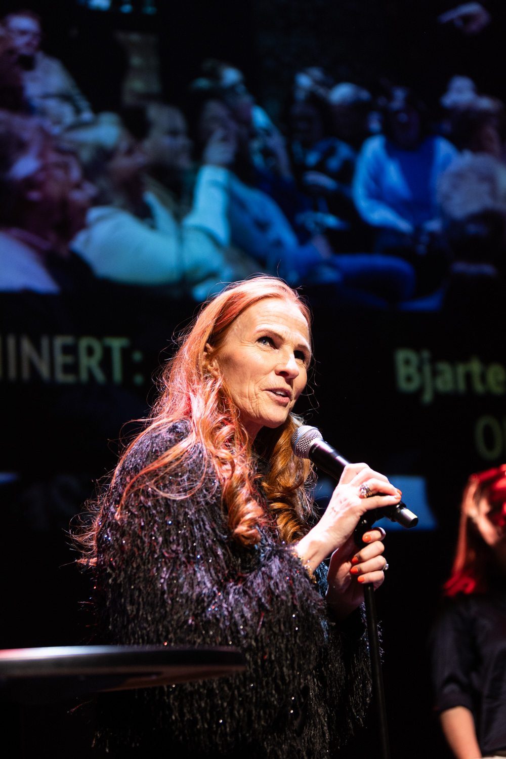 Sølvi Rolland tar imot vstlnd tv publikumprisen på vegne av Bjarte Hjelmeland