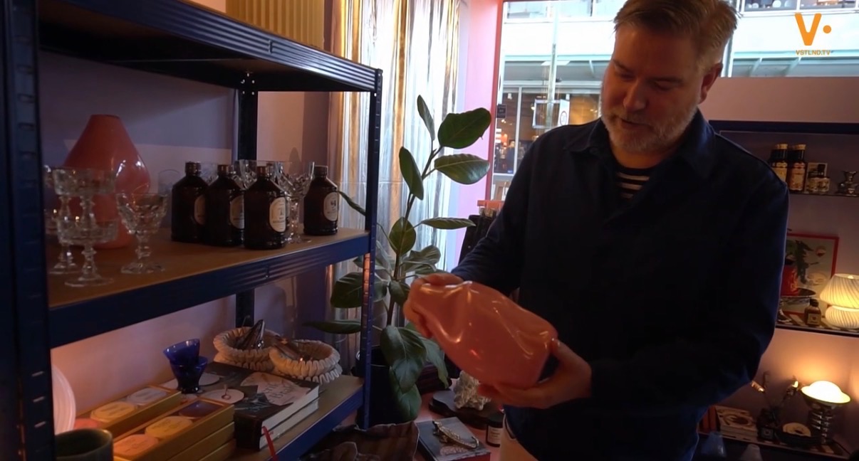 Eirik Hitland Johannesen som driver nisjebutikken Heim, viser frem sitt tips til en fin bryllupsgave, en rosa unik vase