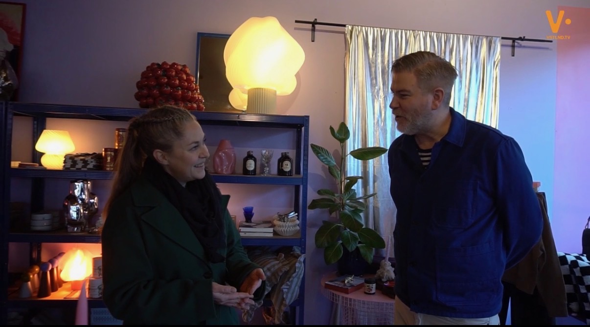 nisjebutikk-medeier Eirik Hitland Johannesen i samtale med reporter Elisabet Kolbrun Hansen, inne i butikken Heim