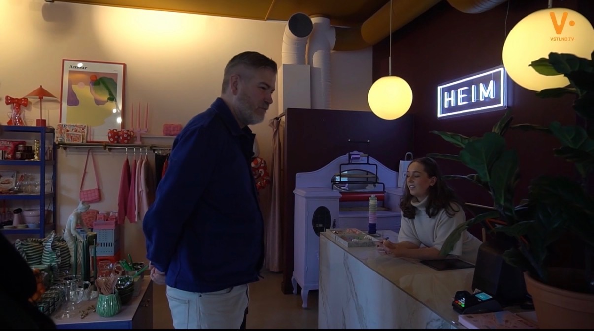 Eirik Hitland Johannesen må konferere med sin kollega når spørsmålet om gaver til en navnefest/barnedåp kommer opp.