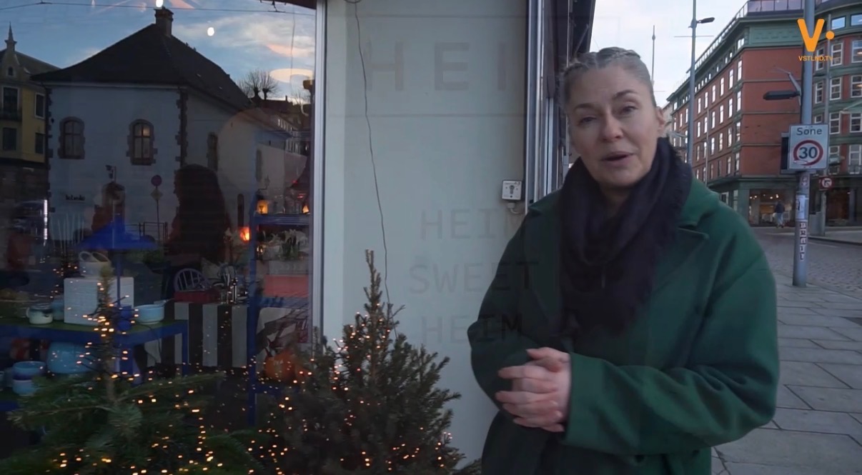 Reporter Elisabet Kolbrun Hansen fra vstlnd.tv utenfor butikken Heim i Strandgaten