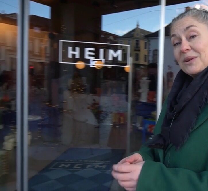 Reporter Elisabet Kolbrun Hansen fra vstlnd.tv utenfor butikken Heim i Strandgaten