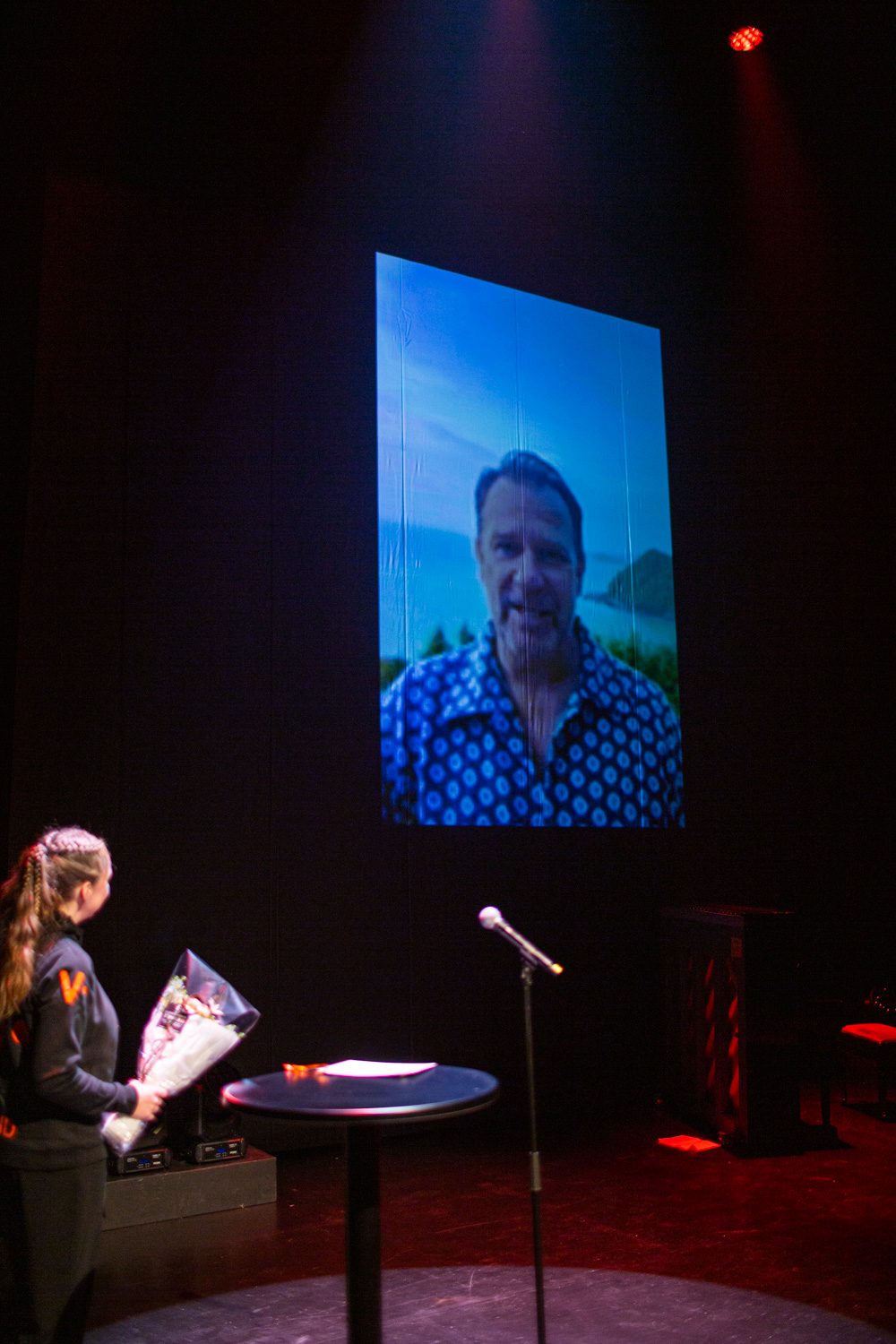 Bjarte Hjelmeland på video fra Thailand, da han vant publikumsprisen